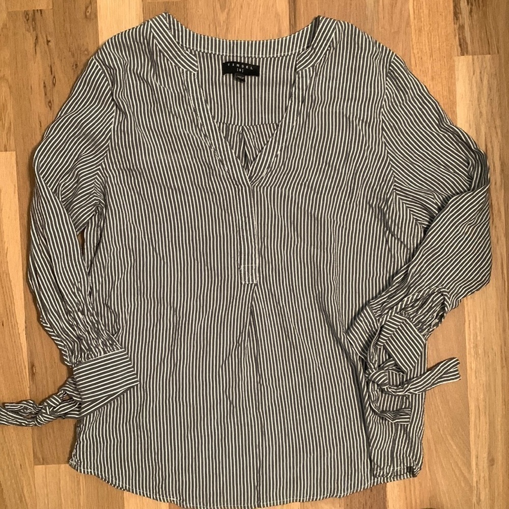 tinsel Striped V-neck Blouse 3/4 Length Sleeve w/ Tie White and Blue Women’s S